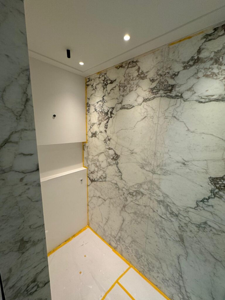 natuursteen badkamer laten betegelen door PBI bouw
