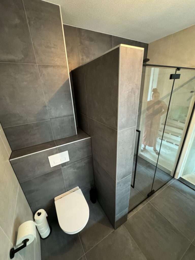 badkamer renovatie keramische tegels