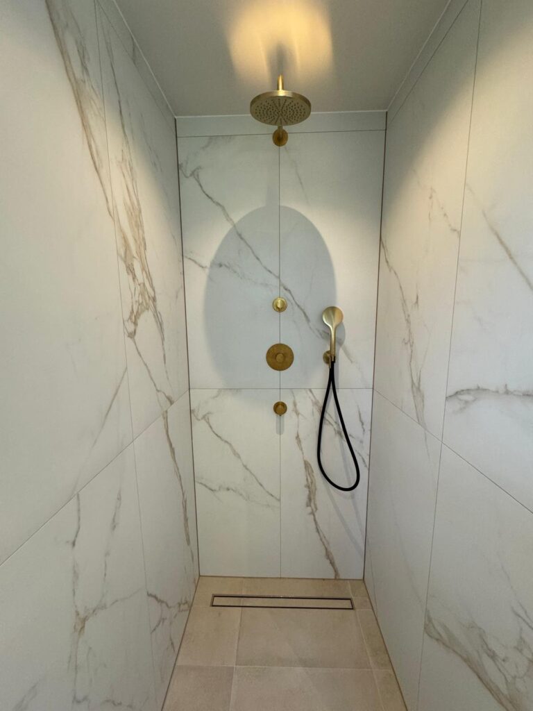 Badkamer renovatie pbi bouw douche tegels
