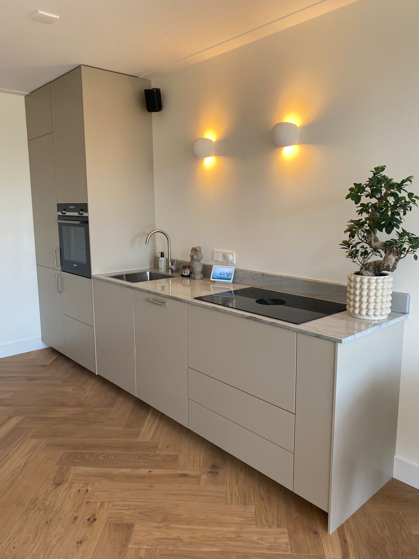 lichtgrijze keuken door PBI bouw, installatiebedrijf en verbouwen