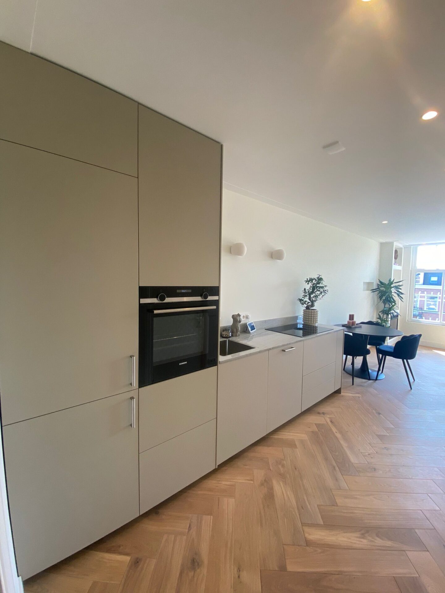 lichtgrijze keuken door PBI bouw, installatiebedrijf en verbouwen